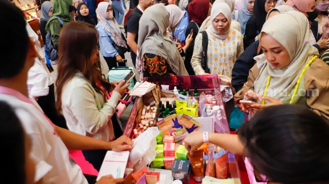 Pengunjung memilih brand lokal kecantikan dalam acara Jakarta X Beauty 2024 di JCC Senayan, Jakarta, Jumat (6/12/2024). [Suara.com/Alfian Winanto]