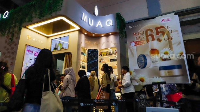 Pengunjung memilih brand lokal kecantikan dalam acara Jakarta X Beauty 2024 di booth MUAQ, JCC Senayan, Jakarta, Jumat (6/12/2024). [Suara.com/Alfian Winanto]