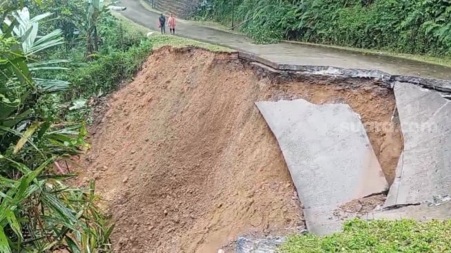 Akses jalan menuju Gunung Luhur atau negeri di atas awan Lebak, Banten longsor. [Istimewa]