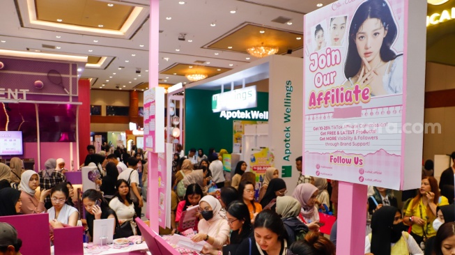 Pengunjung memilih brand lokal kecantikan dalam acara Jakarta X Beauty 2024 di JCC Senayan, Jakarta, Jumat (6/12/2024). [Suara.com/Alfian Winanto]