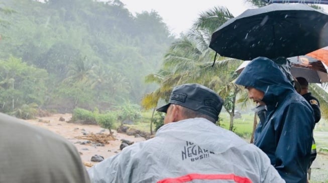 Situasi peninjauan Pj Gubernur Jabar Bey Machmudin ke lokasi terdampak bencana di Kabupaten Sukabumi, Kamis (5/12/2024). ANTARA/HO Pemprov Jabar