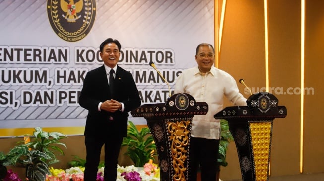 Menko Kumham Imipas, Yusril Ihza Mahendra (kiri) dan Wakil Menteri Kehakiman Filipina Raul T Vazquez (kanan) saat memberikan pernyataan pers usai menandatangani perjanjian kesepakatan terkait pemulangan terpidana mati kasus narkotika Mary Jane di Jakarta, Jumat (6/12/2024). [Suara.com/Alfian Winanto]