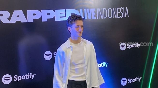 Henry Moodie dalam acara 2024 Spotify Wrapped Live Indonesia di kawasan Kebon Jeruk, Jakarta Barat, Kamis (5/12/2024). [Suara.com/Tiara Rosana]