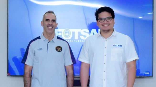 Ketua FFI Michael V Sianipar dan Pelatih anyar Timnas Putri Futsal Indonesia Luis Estrella (Dok. FFI)