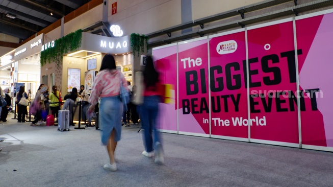 Pengunjung memilih brand lokal kecantikan dalam acara Jakarta X Beauty 2024 di booth MUAQ, JCC Senayan, Jakarta, Jumat (6/12/2024). [Suara.com/Alfian Winanto]