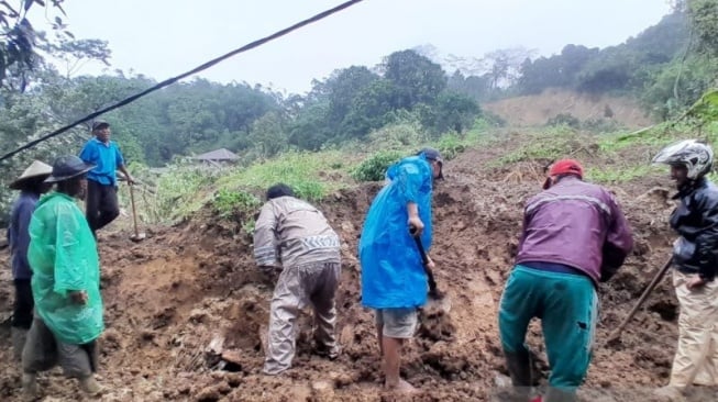 Petugas gabungan yang dibantu warga saat mengevakuasi Jalan Raya Bagbagan-Kiaradua, Desa Loji, Kecamatan Simpenan, Kabupaten Sukabumi, Jabar yang tertimbun longsor pada Kamis, (5/12/2024). ANTARA/Aditya A Rohman