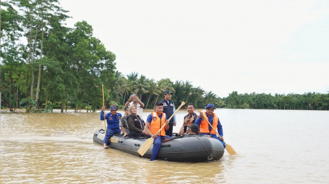 Kemensos telah mendistribusikan bantuan logistik dan mengoperasikan dapur umum di empat kecamatan terdampak yaitu Pagelaran, Cikeusik, Sindangresmi, dan Patia. Tampak Menteri Sosial Saifullah Yusuf (mengenakan rompi biru tua, berdiri)  (Dok. Kemensos)