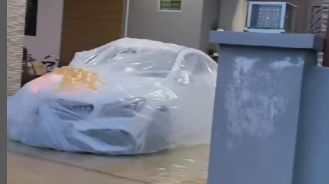 Cara kreatif pemilik Mercedes-Benz melindungi mobilnya dari banjir (Instagram)