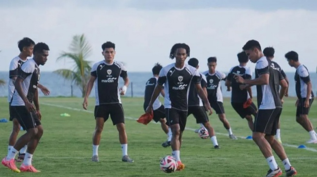 Ronaldo Kwateh saat ikuti sesi latihan bersama Timnas Indonesia menuju Piala AFF 2024. (ANTARA FOTO/Nyoman Hendra Wibowo/aww.)