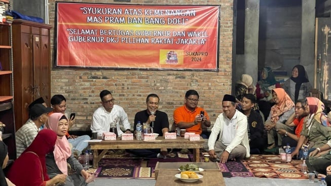 Unggul di Rekapitulasi Suara Kab/Kota, Pendukung Pramono-Rano di Condet Gelar Syukuran Kemenangan