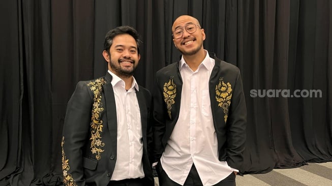 Pandji Pragiwaksono dan Ryan Adriandhy jelang acara The Founder 5 di SICC, Bogor, Jawa Barat pada Sabtu (7/12/2024). [Suara.com/Rena Pangesti]