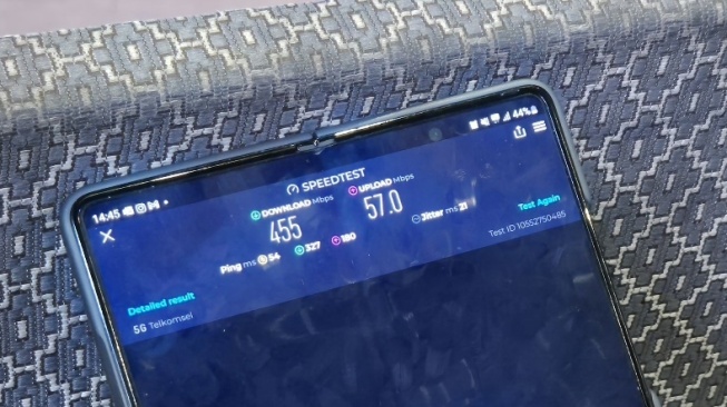 Test kecepatan jaringan 5G Telkomsel . [Suara.com/Dythia]