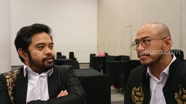 Pandji Pragiwaksono dan Ryan Adriandhy jelang acara The Founder 5 di SICC, Bogor, Jawa Barat pada Sabtu (7/12/2024). [Suara.com/Rena Pangesti]