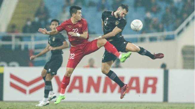 Bek timnas Indonesia, Jordi Amat tengah berduel dengan pemain Vietnam di My Dinh National Stadium, Hanoi pada lanjutan laga leg ke-2 babak semifinal AFF Cup 2022 (affmitsubishielectriccup.com)