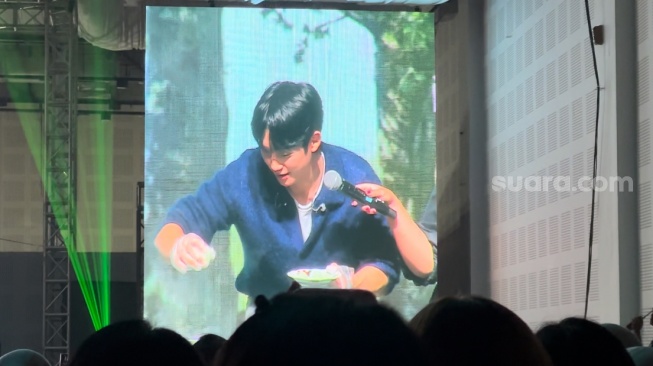 Momen Jung Hae In masak klepon di fan meeting Jakarta yang diadakan di Balai Kartini Exhibition & Convention Center pada Sabtu (7/12/2024). [Suara.com/Sumarni]