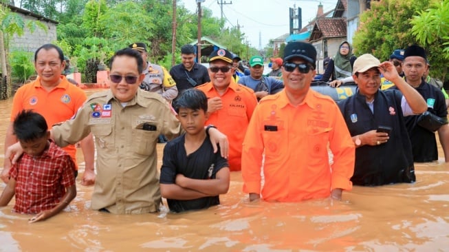 Gerak Cepat Tangani Banjir Pasuruan, Pj Gubernur Adhy Salurkan Bantuan dan Pastikan Kebutuhan Dasar Masyarakat Terpenuhi