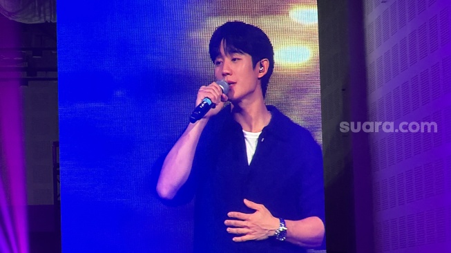 Dapat Kejutan dari Penggemar di Fan Meeting Jakarta, Jung Hae In Terharu