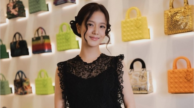 Usai Dinobatkan Jadi Wanita Tercantik Dunia, Jisoo BLACKPINK Tampil Memukau di Acara Dior Gold House Bangkok