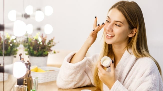 4 Moisturizer Terbaik untuk Kulit Penuaan, Atasi Garis Halus Sekaligus!