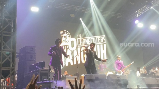 The Changcuters bersama El Rumi dalam konser 20 Tahun Tangguh yang digelar di Ecovention Concert Hall, Ancol, Jakarta Utara, Sabtu (7/12/2024). [Suara.com/Tiara Rosana]