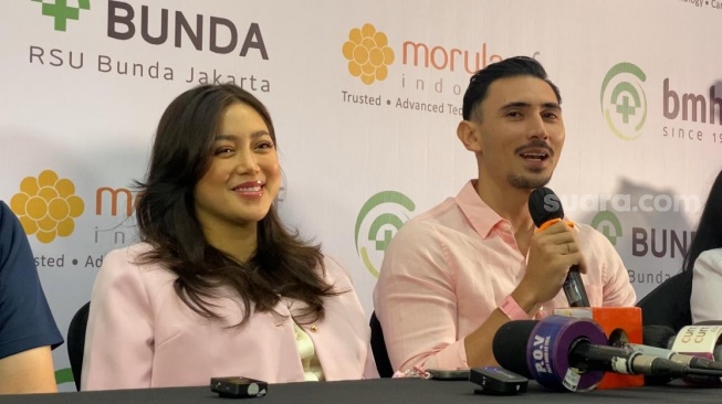 Jessica Iskandar dan Vincent Verhaag dalam konferensi pers kelahiran anak ketiga mereka di RSU Bunda, Menteng, Jakarta Pusat, Minggu (8/12/2024). [Suara.com/Tiara Rosana]