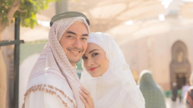 5 Potret Zumi Zola dan Putri Zulhas Umrah Bersama, Resmi Jadi Suami Istri