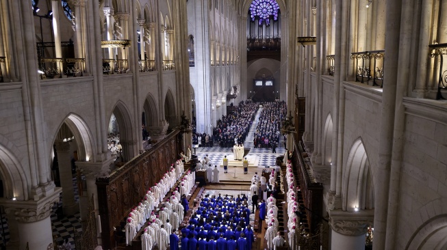 Ulama, pejabat, dan tamu menghadiri misa perdana untuk umum selama upacara pembukaan kembali Katedral Notre Dame di Paris, Prancis, Minggu (8/12/2024). [Ludovic MARIN / AFP]