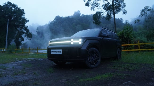 Hyundai All New Santa Fe berpose di Gunung Kamojang, Kabupaten Bandung, Jawa Barat. [Dok PT HMID] 