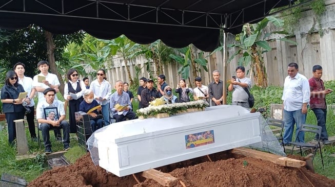 Suasana pemakaman Joshua Pandelaki di TPU Menteng Pulo, Jakarta Selatan, Minggu (7/12/2024). [Suara.com/Tiara Rosana]