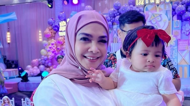 Lily anak Raffi Ahmad dan Nagita Slavina bersama sang nenek, Rieta Amilia. [Instagram/@rieta_amilia]