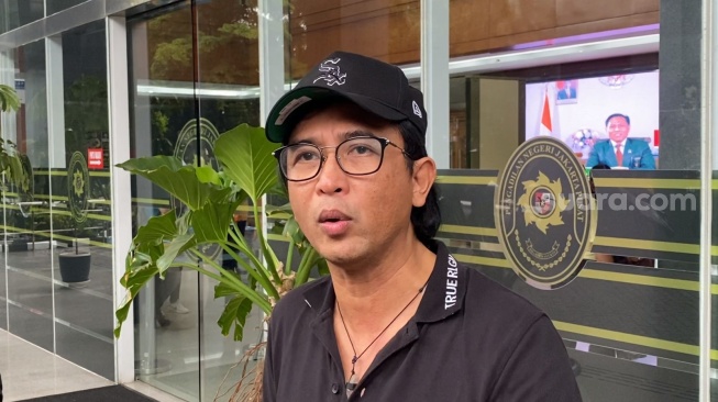 Gitaris Padi, Piyu di Pengadilan Negeri Jakarta Pusat, Senin (9/12/2024). [Suara.com/Adiyoga Priyambodo]