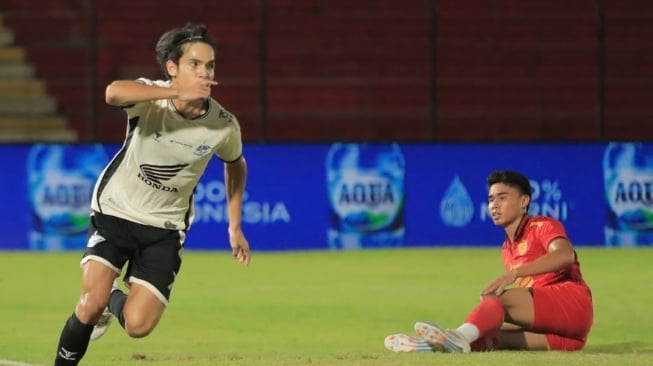 Penyerang keturunan Kanada milik PSM Makassar, Victor Dethan mengomentari gaya latihan Shin Tae-yong di Timnas Indonesia. [Dok. Instagram/@victordethan777]