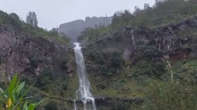 Viral! Penampakan Air Terjun Dadakan di Gunung Agung, Menarik Namun Berisiko