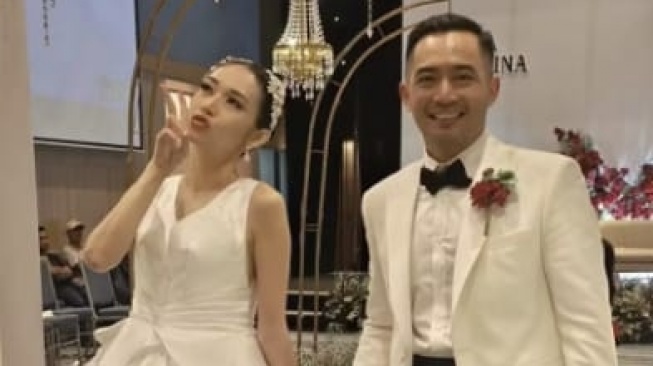 6 Potret Peneguhan Pernikahan Yama Carlos dan Carina Ivola