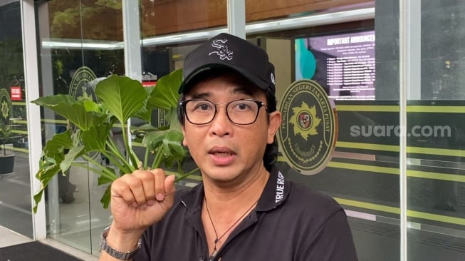 Gitaris Padi, Piyu di Pengadilan Negeri Jakarta Pusat, Senin (9/12/2024). [Suara.com/Adiyoga Priyambodo]