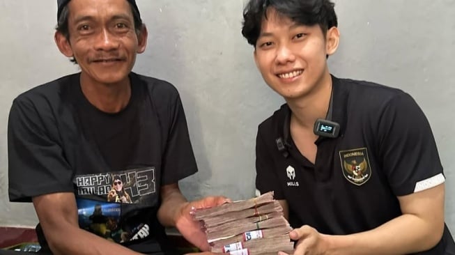 Sunhaji penjual es teh viral dapat bantuan Rp 100 juta dari influencer. (Instagram @willie27_)