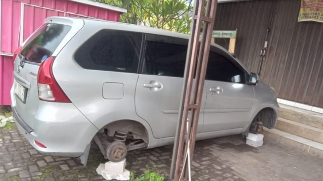 Nasib Apes Pemilik Avanza di Semarang, Ban Berubah Bentuk Jadi Bata Ringan