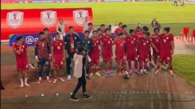 Para pemain Timnas Indonesia diminta pelatih Shin Tae-yong untuk terlebih dulu menyapa para fans Garuda yang hadir langsung di kandang Myanmar dalam matchday kedua Grup B Piala AFF 2024 di Thuwunna Stadium, Yangon, Myanmar, Senin (9/12/2024) malam WIB. [Dok. TikTok]