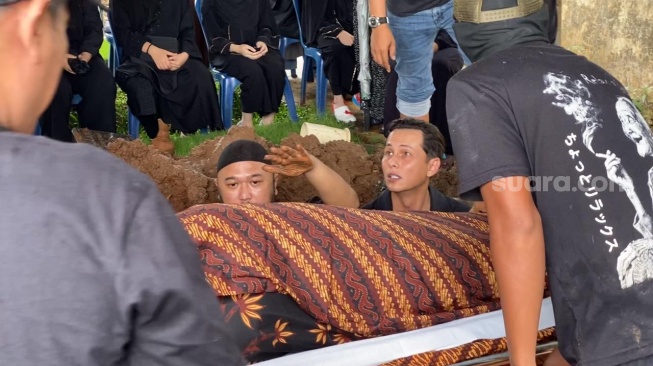 Suasana pemakaman ibu Ussy Sulistiawaty, Nila Rosita di TPU Jeruk Purut, Jakarta, Selasa (10/12/2024). [Suara.com/Adiyoga Priyambodo]