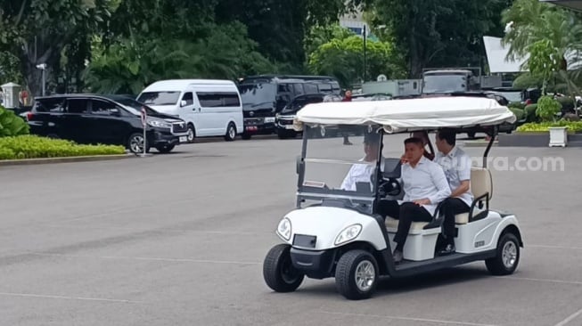 Disopiri Mayor Teddy Pakai Mobil Golf saat Keliling Istana, Prabowo Mendadak Tanya Wartawan: Sehat?