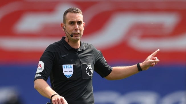 Wasit David Coote memberi isyarat selama pertandingan sepak bola Liga Primer Inggris antara Crystal Palace vs Manchester City di Selhurst Park di London selatan pada 1 Mei 2021.Catherine Ivill / POOL / AFP