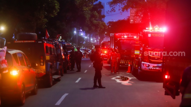 Suasana di tempat terjadinya ledakan di kawasan Blok M, Jakarta, Selasa (10/12/2024). [Suara.com/Alfian Winanto]