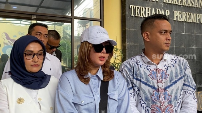 Pratiwi Noviyanthi alias Teh Novi saat ditemui usai membuat aduan di Komnas Perempuan di kawasan Menteng, Jakarta Pusat, Selasa (10/12/2024). [Suara.com/Tiara Rosana]