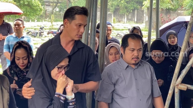 Andhika Pratama Sigap Tenangkan Ussy yang Tak Henti Menangis di Pemakaman Ibunda