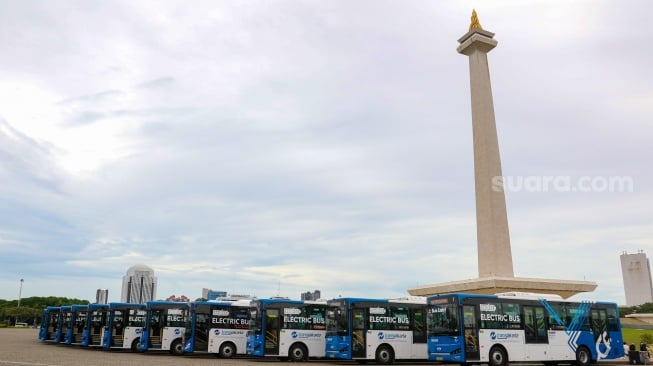 Ratusan bus listrik Transjakarta berjejer di Lapangan Silang Monas, Jakarta, Selasa (10/12/2024). [Suara.com/Alfian Winanto]