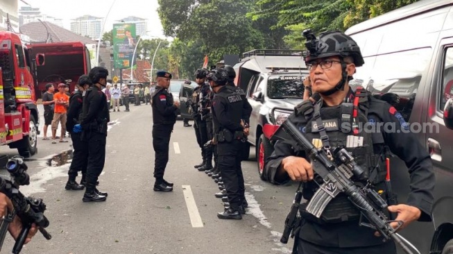 Tim Gegana Polda Metro Jaya mengecek langsung lokasi ledakan yang berada di sebuah perkantoran seberang Warung Apresiasi (Wapress) Bulungan, Blok M, Jakarta Selatan. (Suara.com/Faqih)