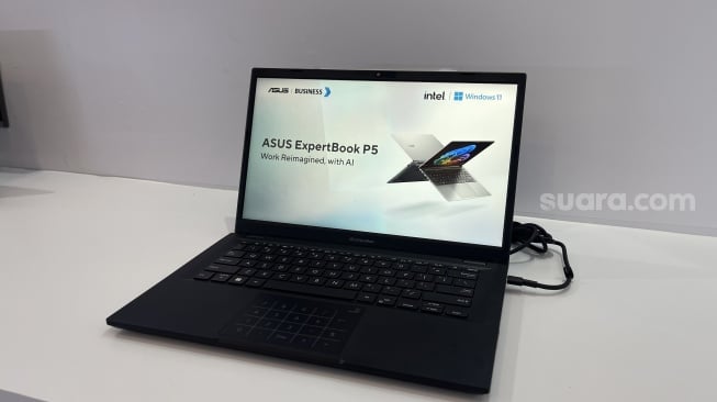 Laptop Asus Expertbook P5 meluncur ke Indonesia pada Rabu (10/12/2024). [Suara.com/Dicky Prastya]