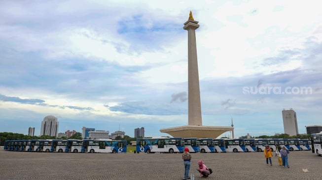 Ratusan bus listrik Transjakarta berjejer di Lapangan Silang Monas, Jakarta, Selasa (10/12/2024). [Suara.com/Alfian Winanto]