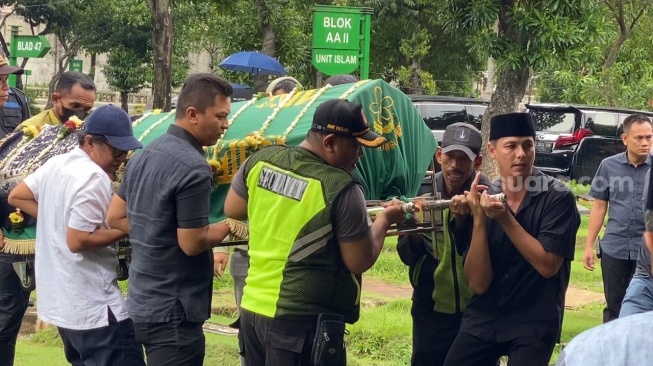 Suasana pemakaman ibu Ussy Sulistiawaty, Nila Rosita di TPU Jeruk Purut, Jakarta, Selasa (10/12/2024). [Suara.com/Adiyoga Priyambodo]