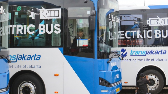 Pengemudi bus listrik Transjakarta  di Lapangan Silang Monas, Jakarta, Selasa (10/12/2024). [Suara.com/Alfian Winanto]